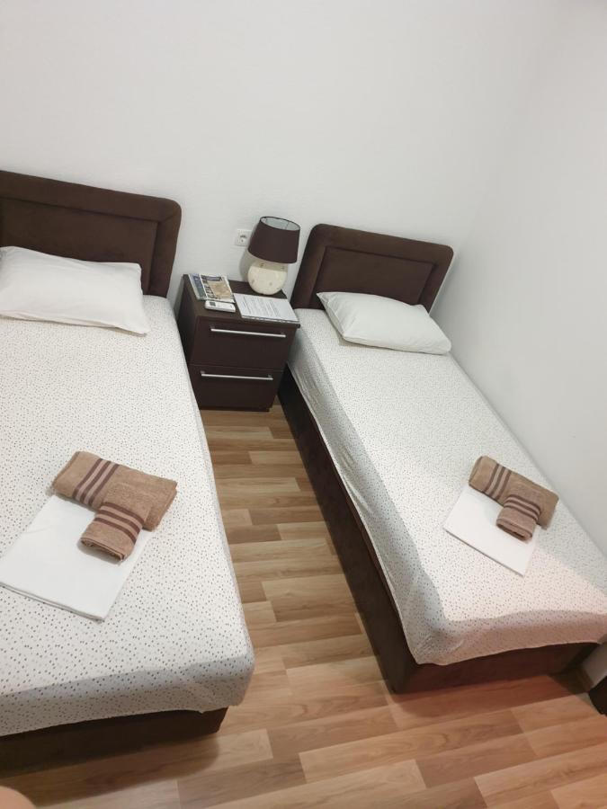 Nova Dvokrevetna Soba Sa Dva Odvojena Kreveta I Zajednickim Kupatilom Hotel Kotor Exterior foto