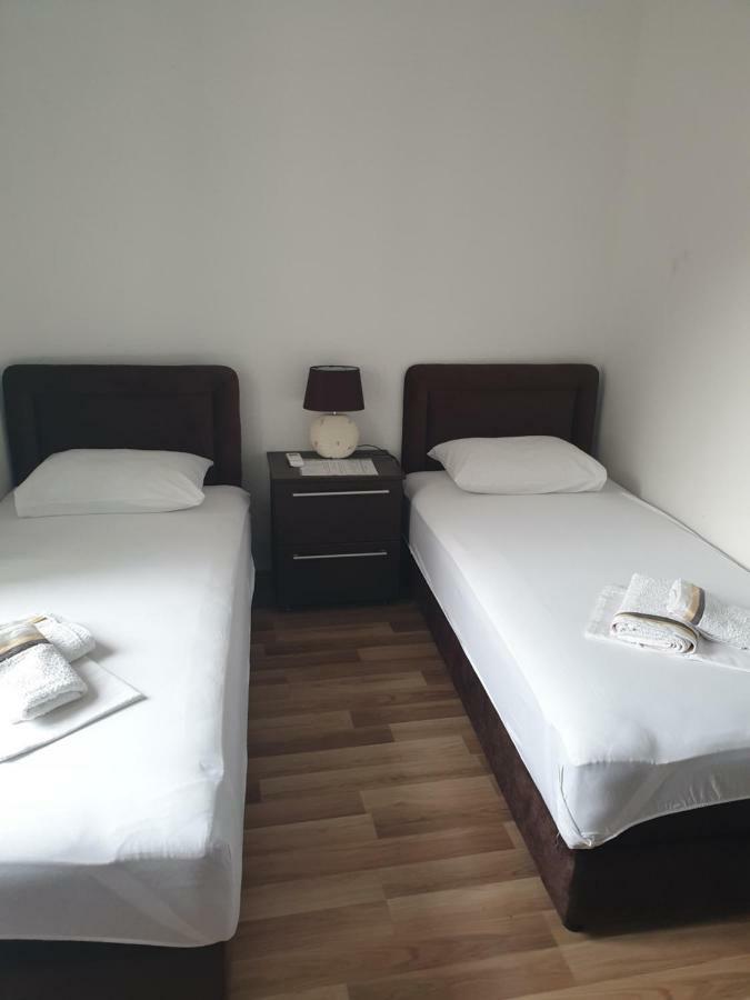 Nova Dvokrevetna Soba Sa Dva Odvojena Kreveta I Zajednickim Kupatilom Hotel Kotor Exterior foto