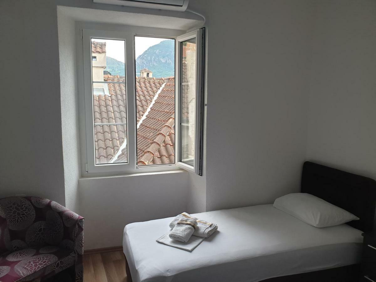Nova Dvokrevetna Soba Sa Dva Odvojena Kreveta I Zajednickim Kupatilom Hotel Kotor Exterior foto